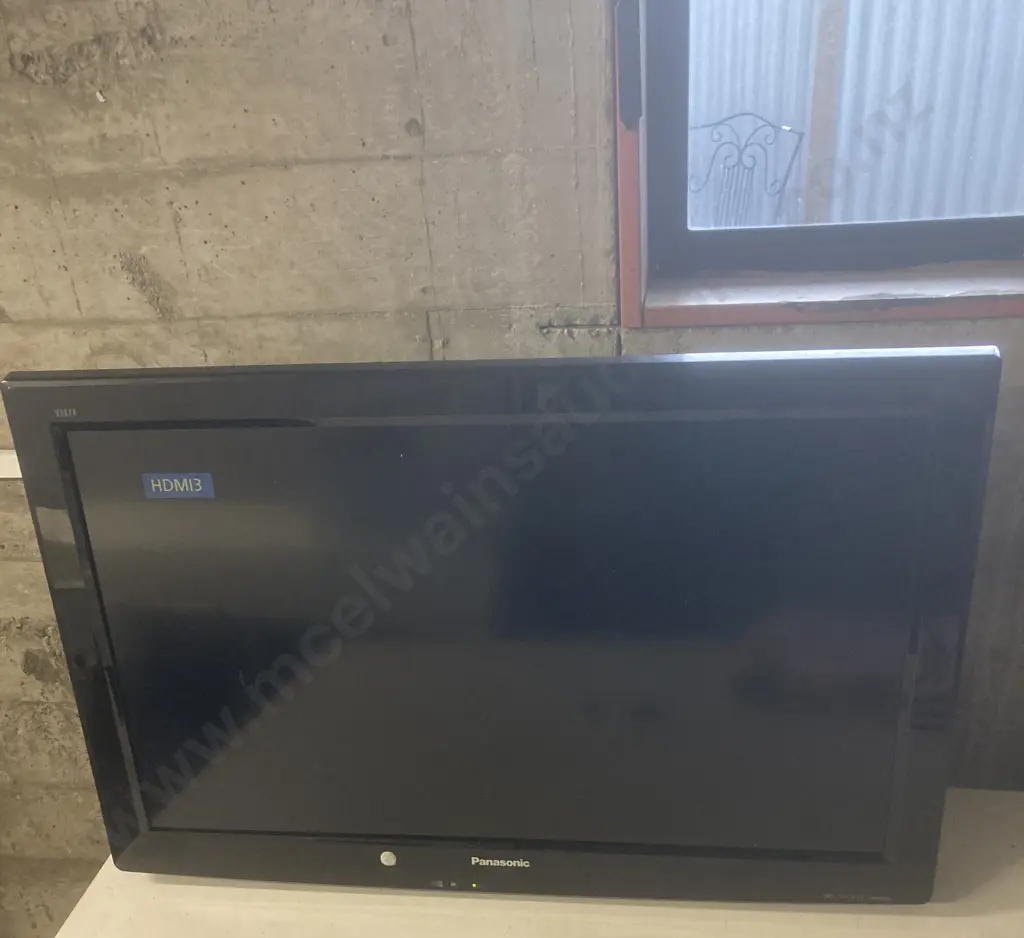 Panasonic Viera 32" LCD TV Model TH-L32X20Z, Built In Freeview, (No Stand, No Remote Control) Image 1++